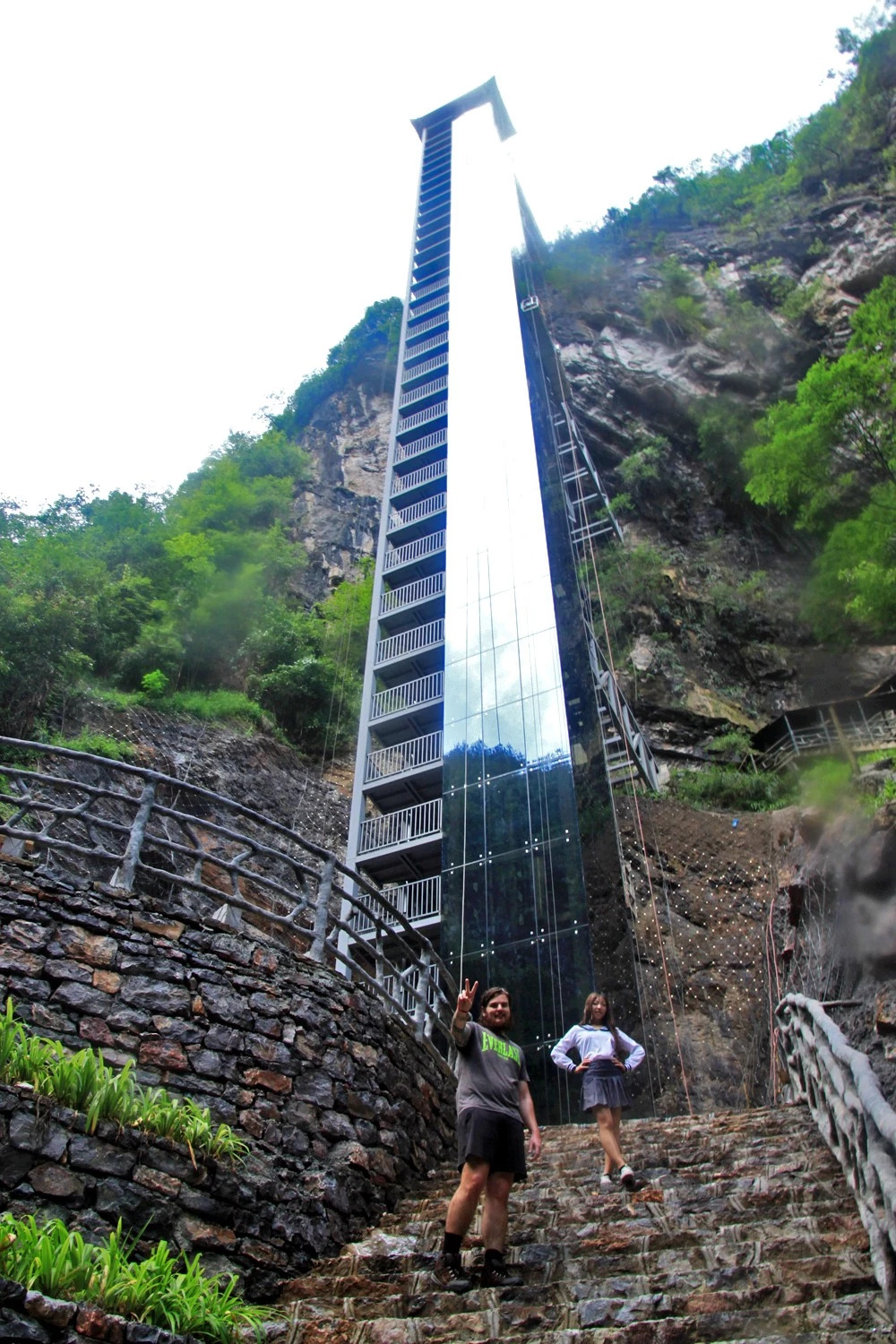 石门河地心谷百米挂壁垂直观光电梯8月8日迎客